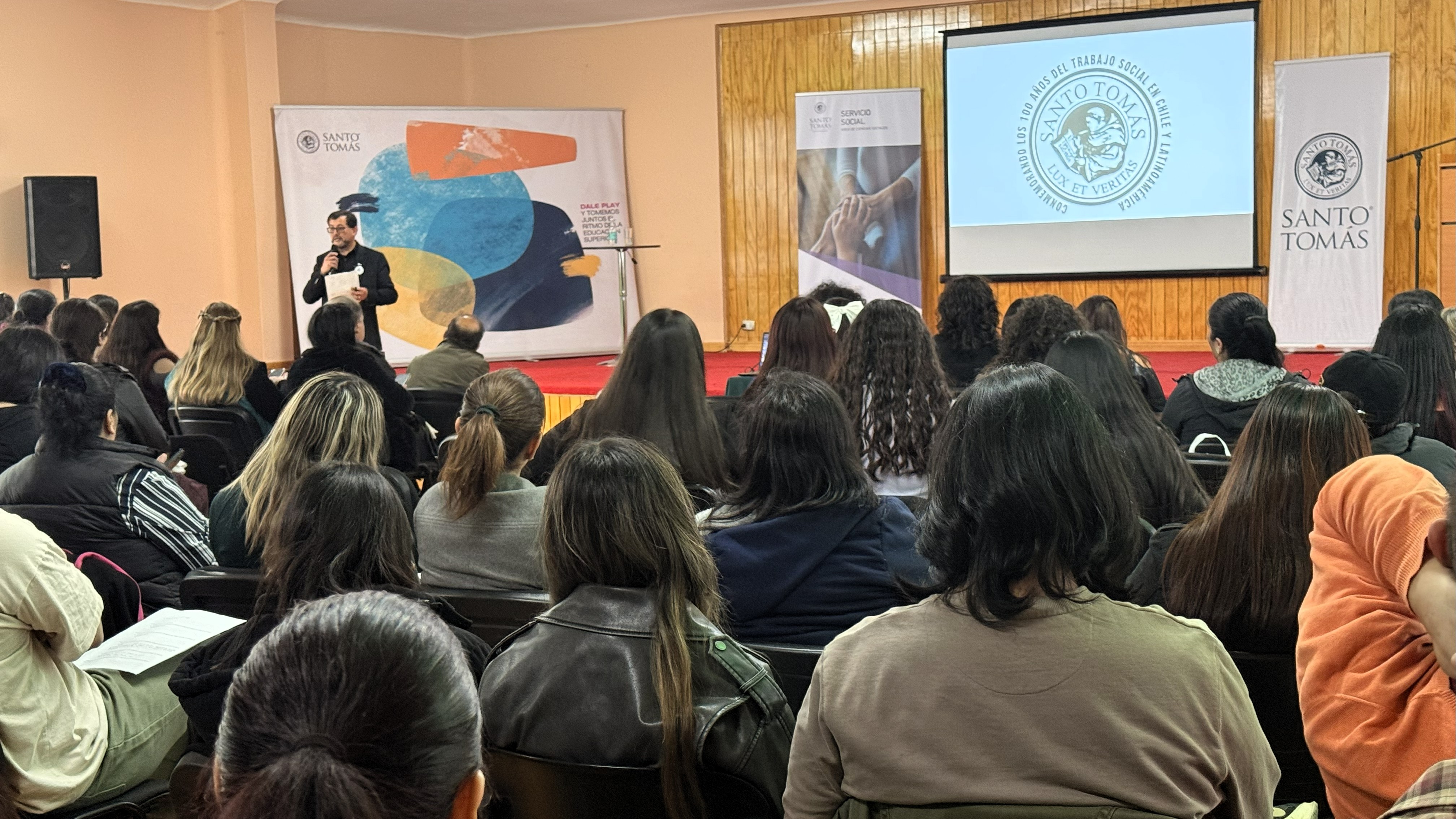 Santo Tomás conmemora los cien años del trabajo social con seminario sobre salud mental