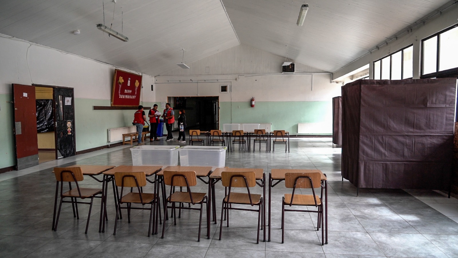 Municipalidad acelera armado de locales de votación para este domingo