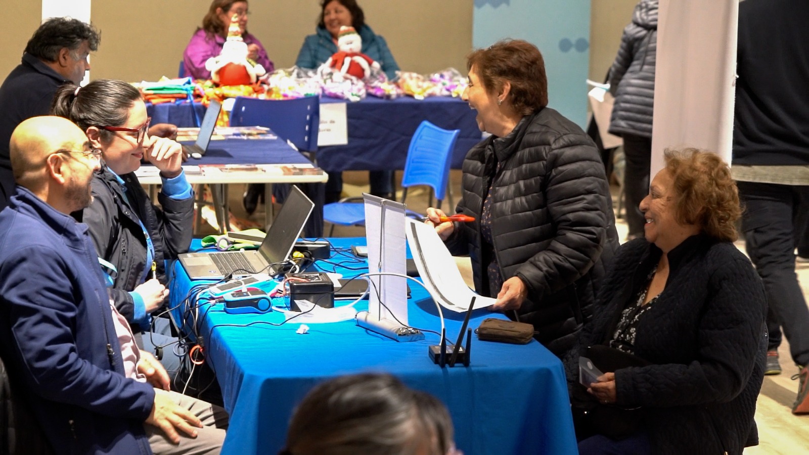 Personas cuidadoras de Punta Arenas participaron en feria de servicios públicos para conmemorar su día