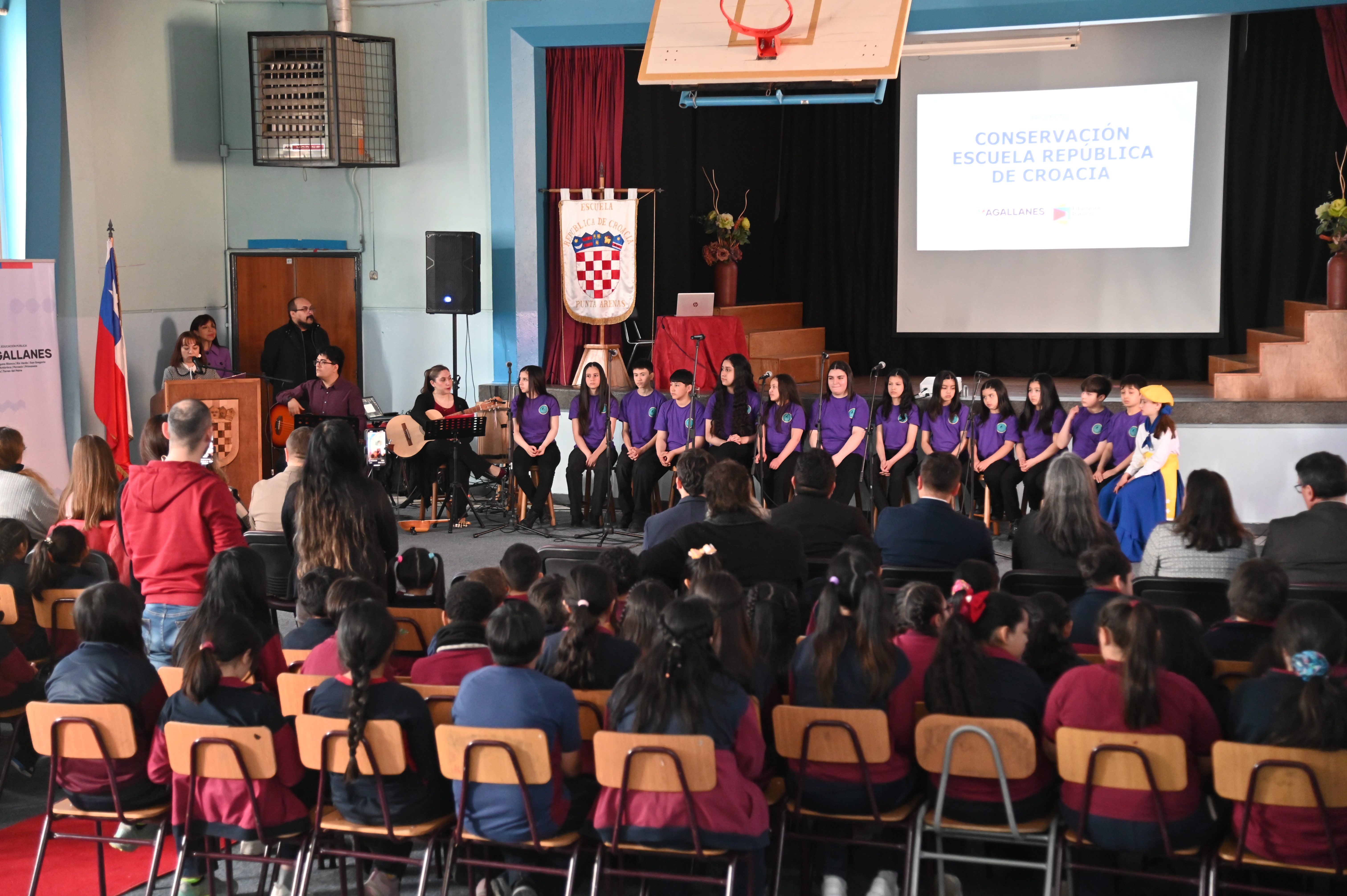 “Siempre Listos” en Natales: vecinos de la comuna reciben kits de emergencia energética