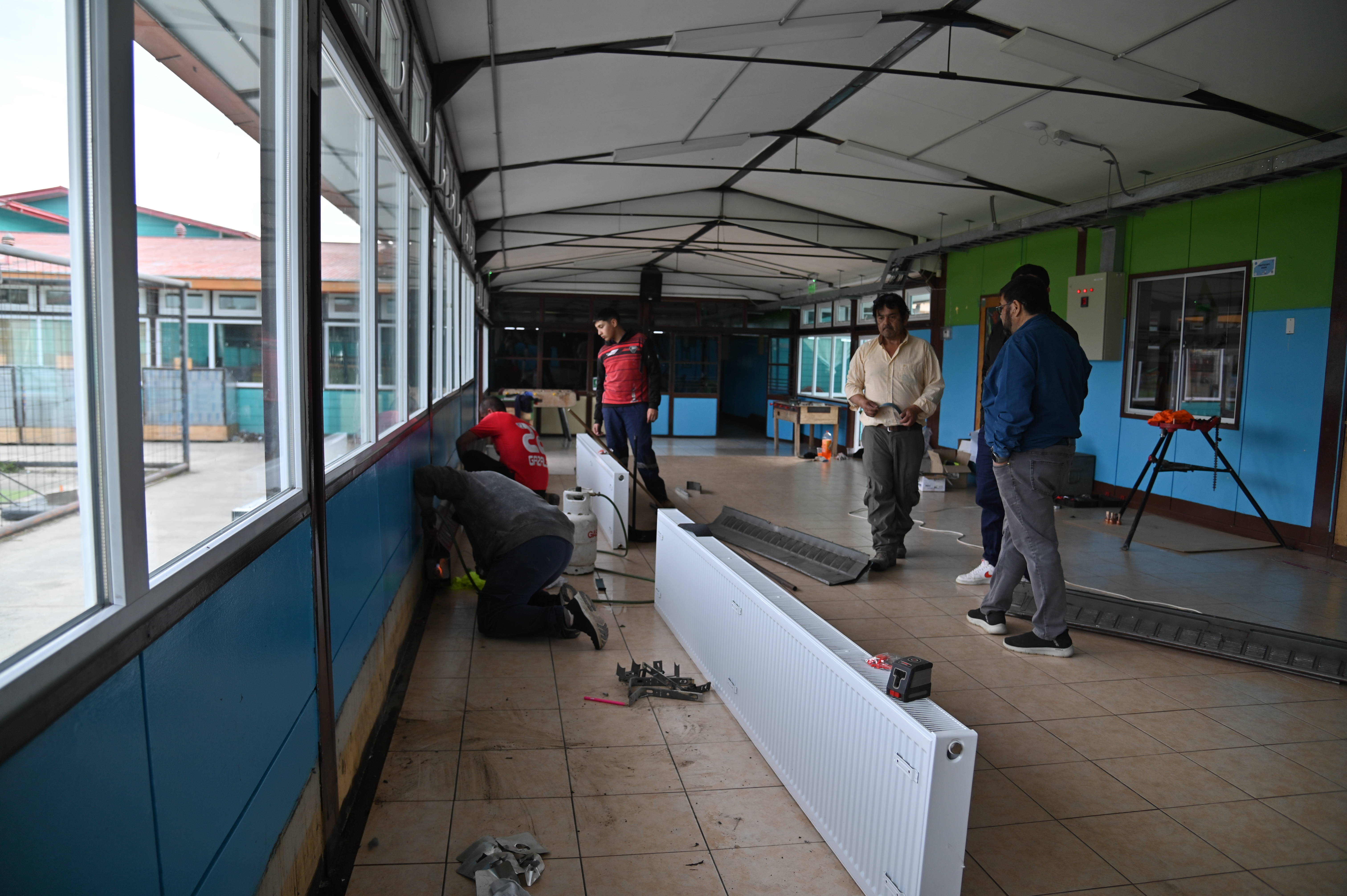 Inicia cambio de 90 radiadores en Escuela Coronel Santiago Bueras de Puerto Natales