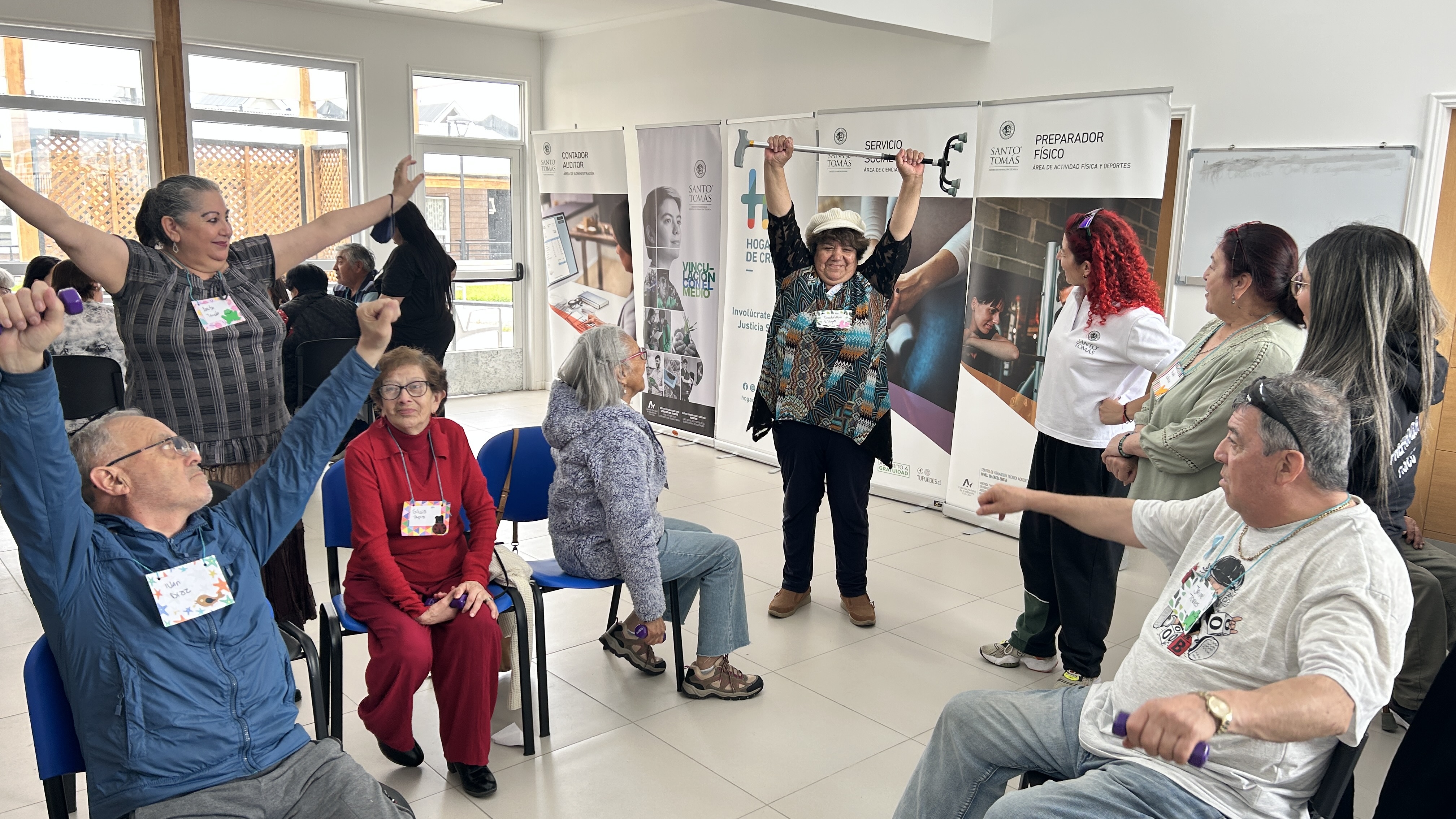 Santo Tomás potencia el bienestar de personas mayores con feria integral en viviendas tuteladas