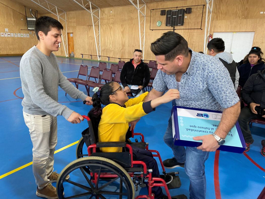 Ministerio de Educación entregó computadores a estudiantes de Punta Arenas con necesidades educativas especiales