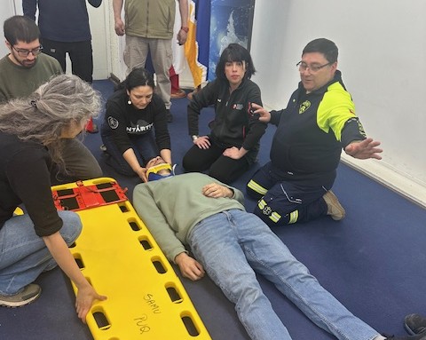 SAMU de Punta Arenas capacita en primeros auxilios a funcionarias y funcionarios del INACH