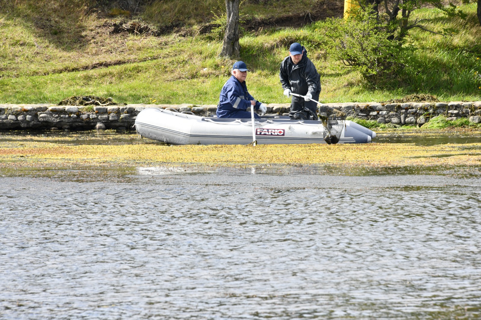 Municipio retiró cerca de 100 kilos de desechos desde laguna del Parque María Behety