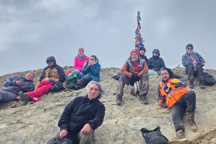 Profesores y asistentes de la educación del Liceo María Behety subieron el Monte Tarn en jornada de autocuidado y buena convivencia