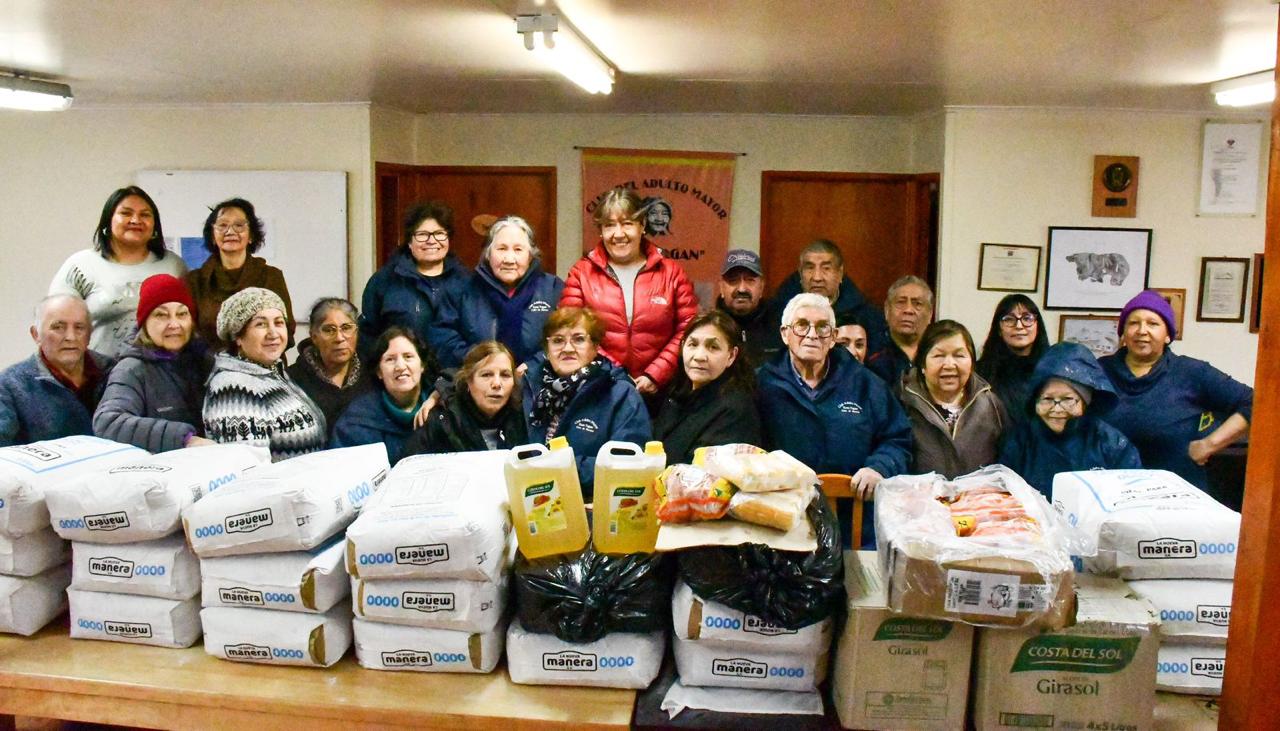 24 personas mayores de Puerto Williams reciben canastas de alimentos con fondos de Senama 