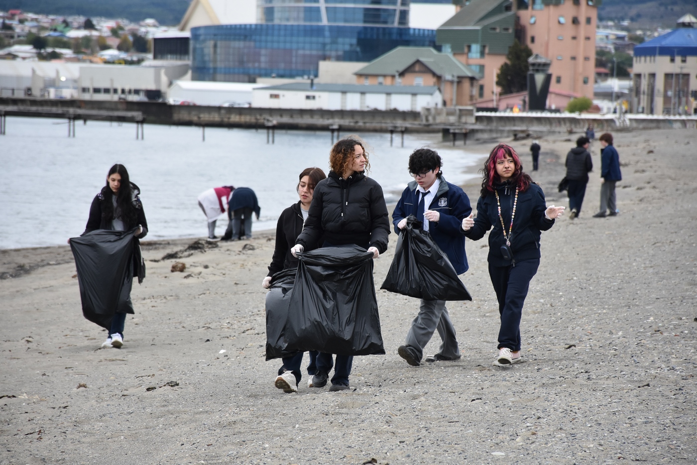 Estudiantes de PUNTA ARENAS promueven la prevención del accidente cerebrovascular (ACV) a través de plogging en la costanera