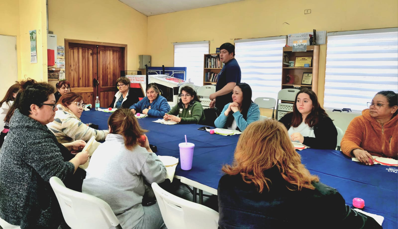Con una amplia convocatoria y entusiasmo por parte de la comunidad, se dio inicio al taller “Borda tu Ropa” en la comuna de Porvenir.