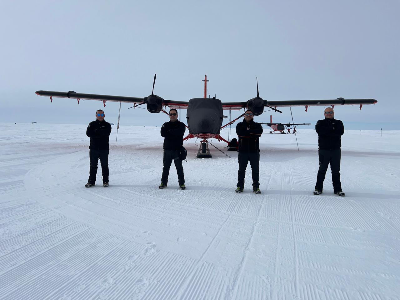 Aeronaves Twin Otter de la FACH llegan a Glaciar Unión para activación de la Estación Polar Científica Conjunta