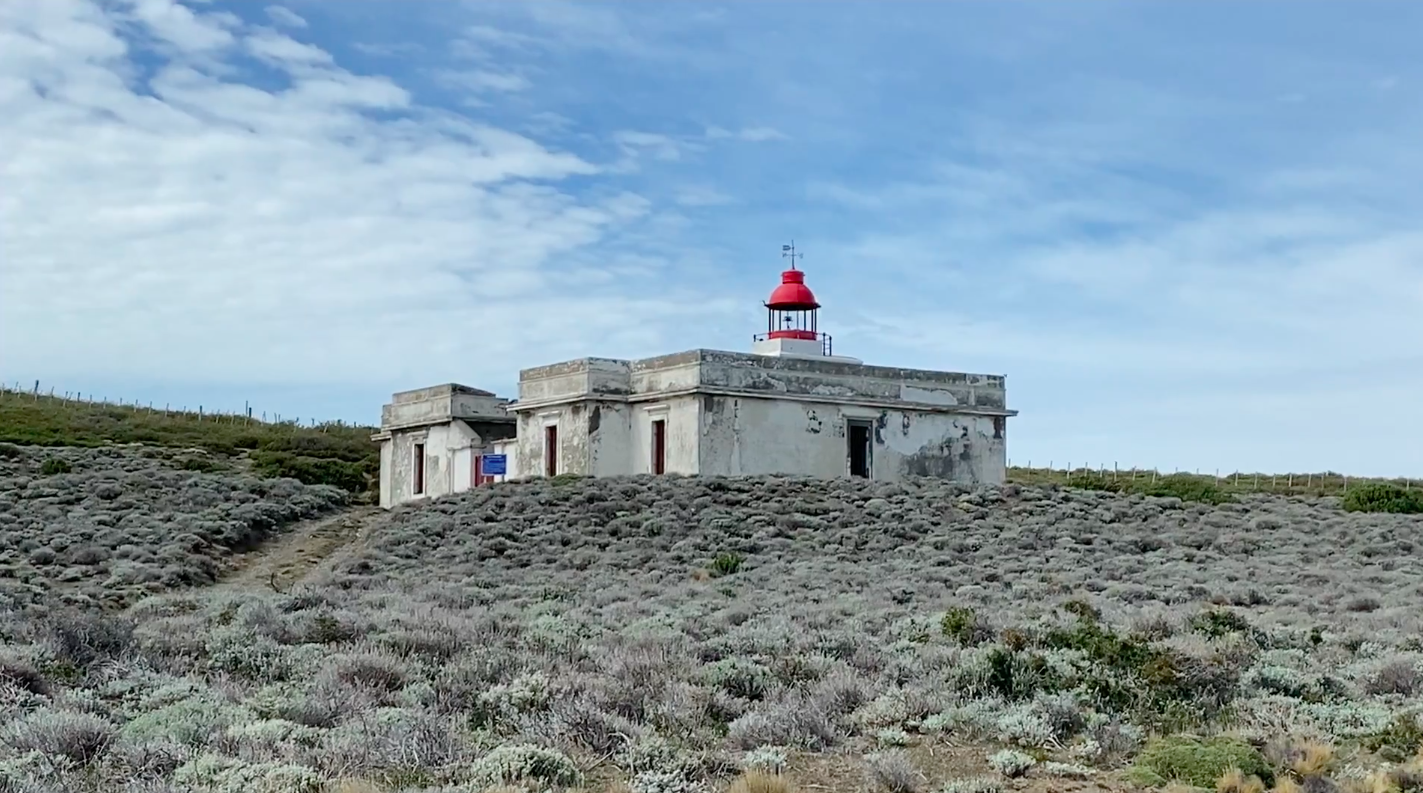 Comunidad educativa de escuela Punta Delgada realizó visita patrimonial al Faro Cabo Posesión en Estrecho de Magallanes