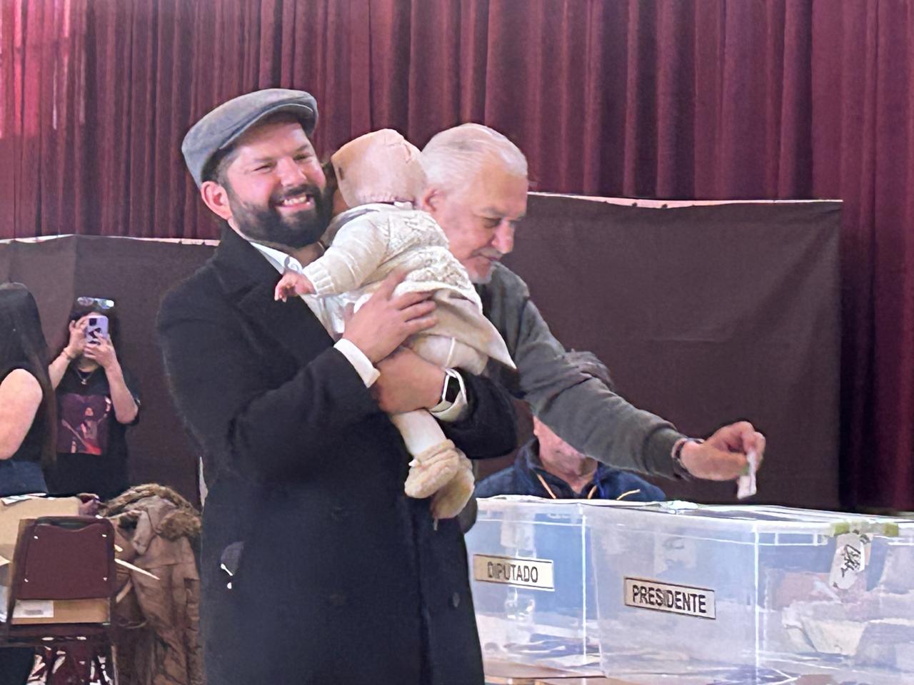 Presidente Gabriel Boric vota en Punta Arenas y llama a fortalecer la democracia en histórica jornada electoral