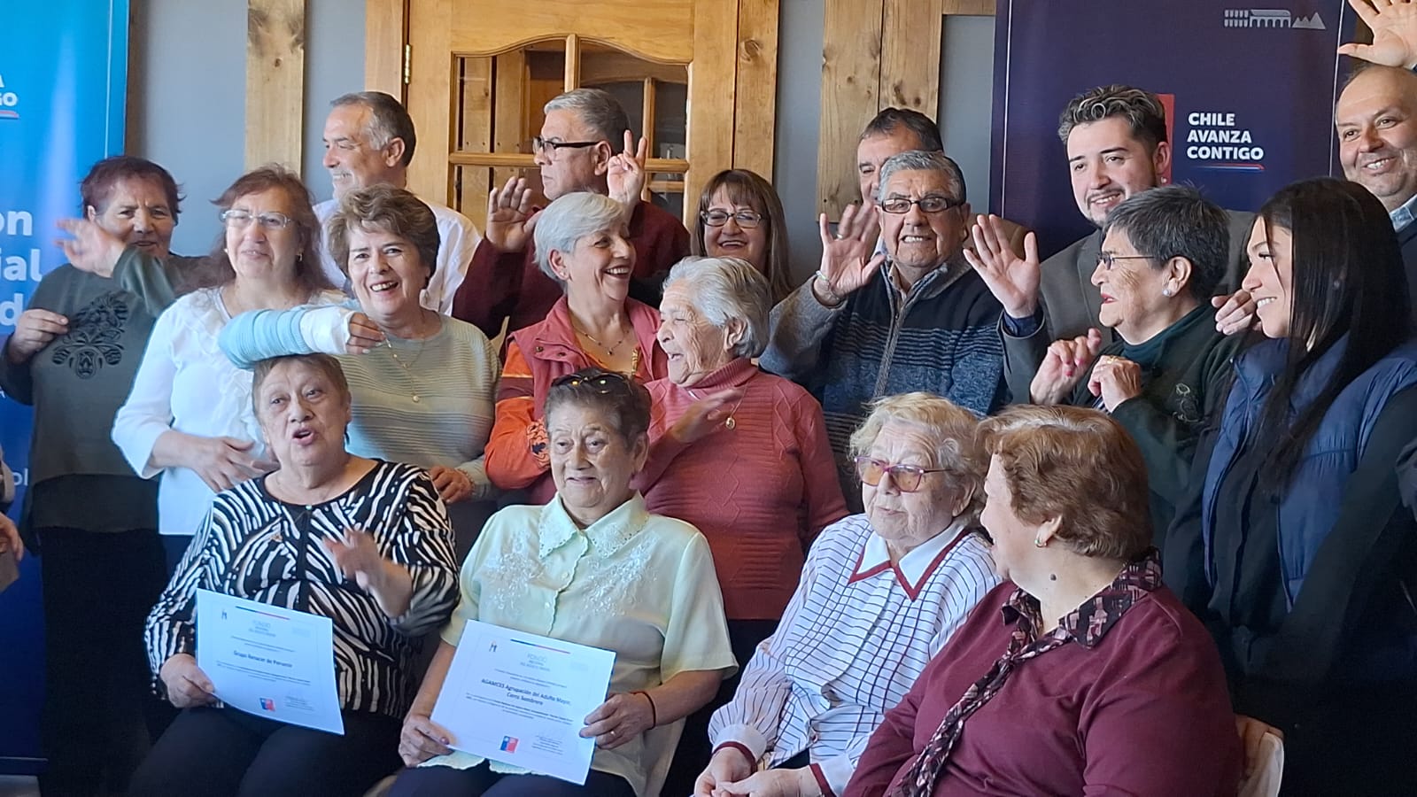 Personas mayores de Porvenir y Primavera reciben certificación del Fondo Nacional del Adulto Mayor “Hernán Zapata Farías”