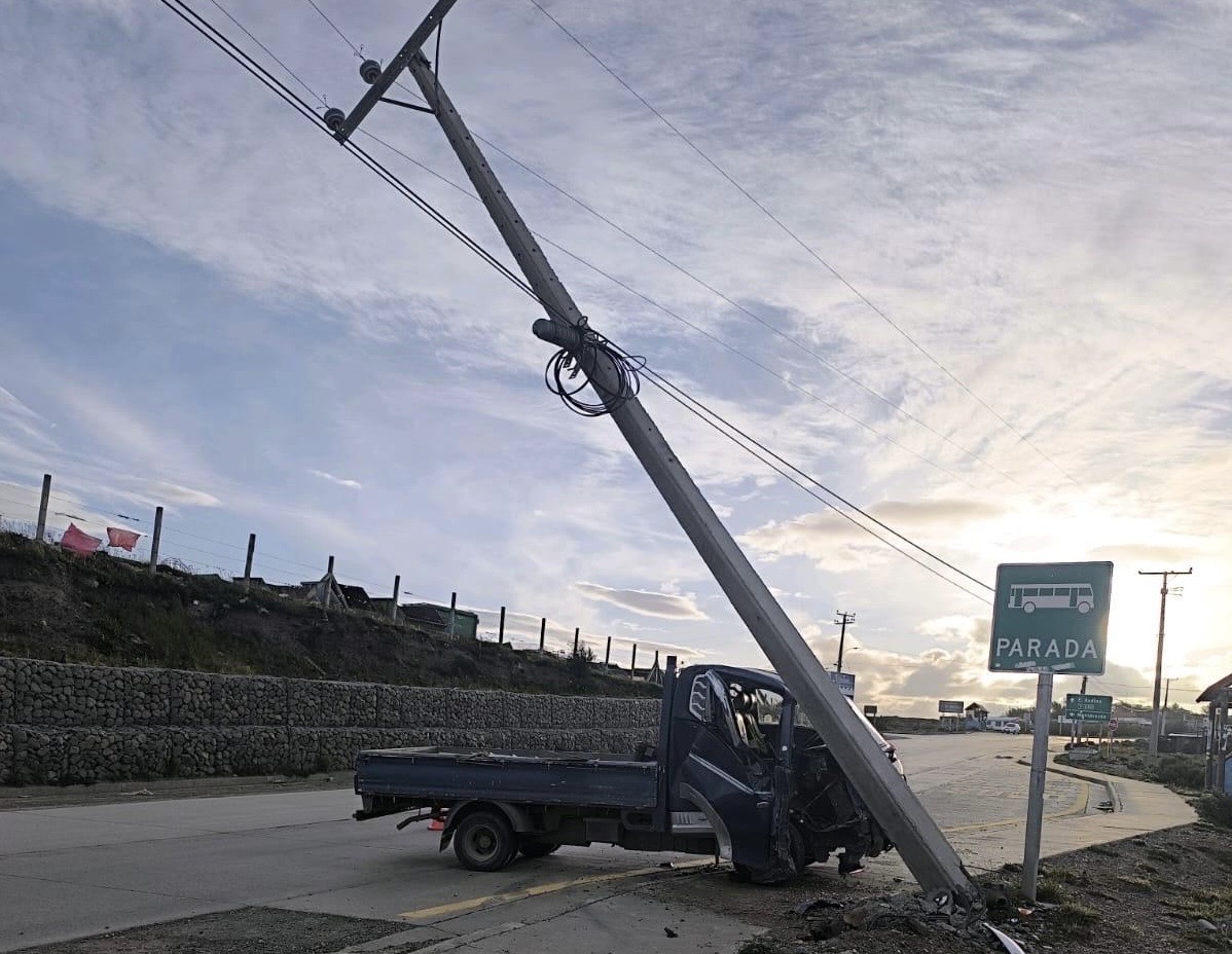Corte de energía afecta a más de 400 clientes tras choque a poste en ruta Y-580