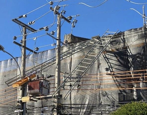 Caída de escalera sobre transformador provoca corte de energía en sector céntrico de Punta Arenas