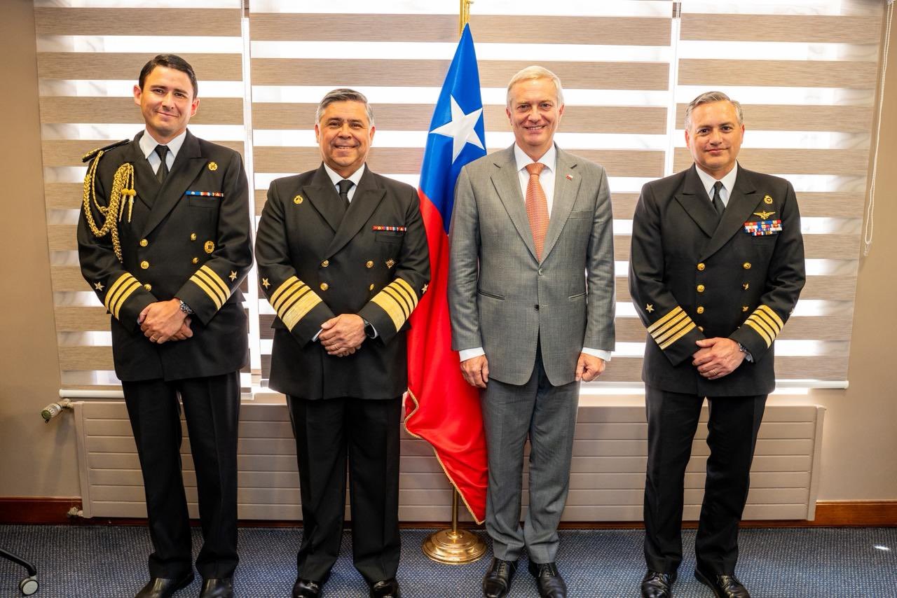 Presidente electo José Antonio Kast recibió visita protocolar de los Comandantes en Jefe de las FFAA y Directores Generales de la PDI y Carabineros
