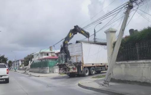 Interrupciones de suministro eléctrico afectan a sectores de Punta Arenas tras accidentes de tránsito