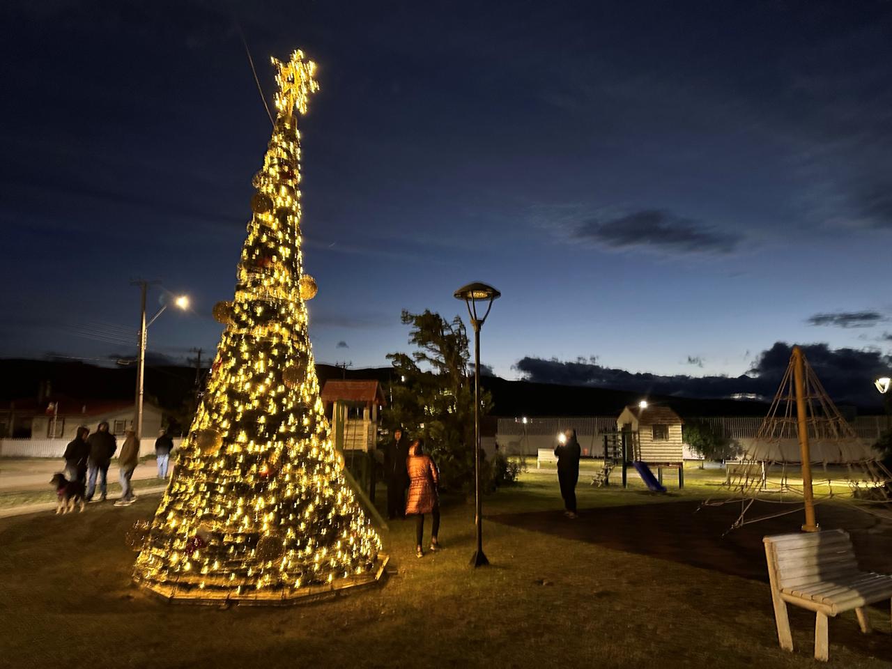 Con villancicos y entrega de regalos Cerro Castillo encendió su árbol de Navidad
