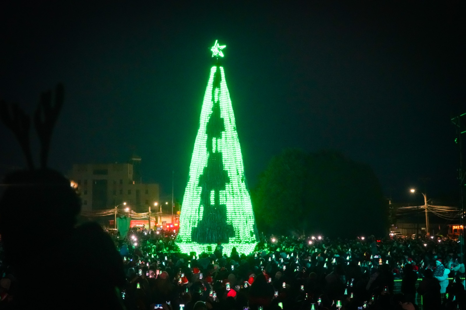 Miles de familias participaron en el tradicional encendido del árbol de Navidad de Edelmag en Punta Arenas