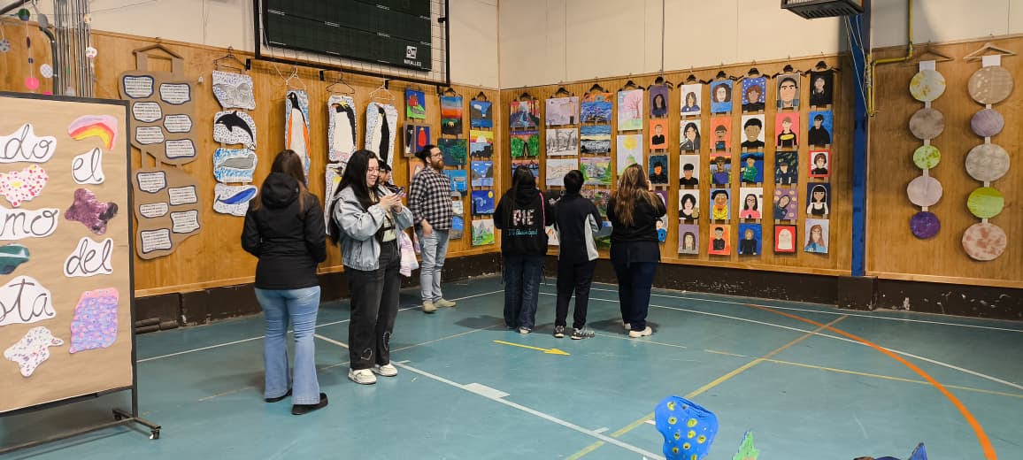 Colores y emociones: la escuela Coronel Santiago Bueras de Puerto Natales abrió sus puertas al arte