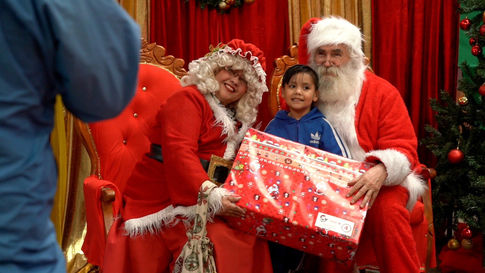 Comenzó la entrega de regalos de Navidad en Río Seco