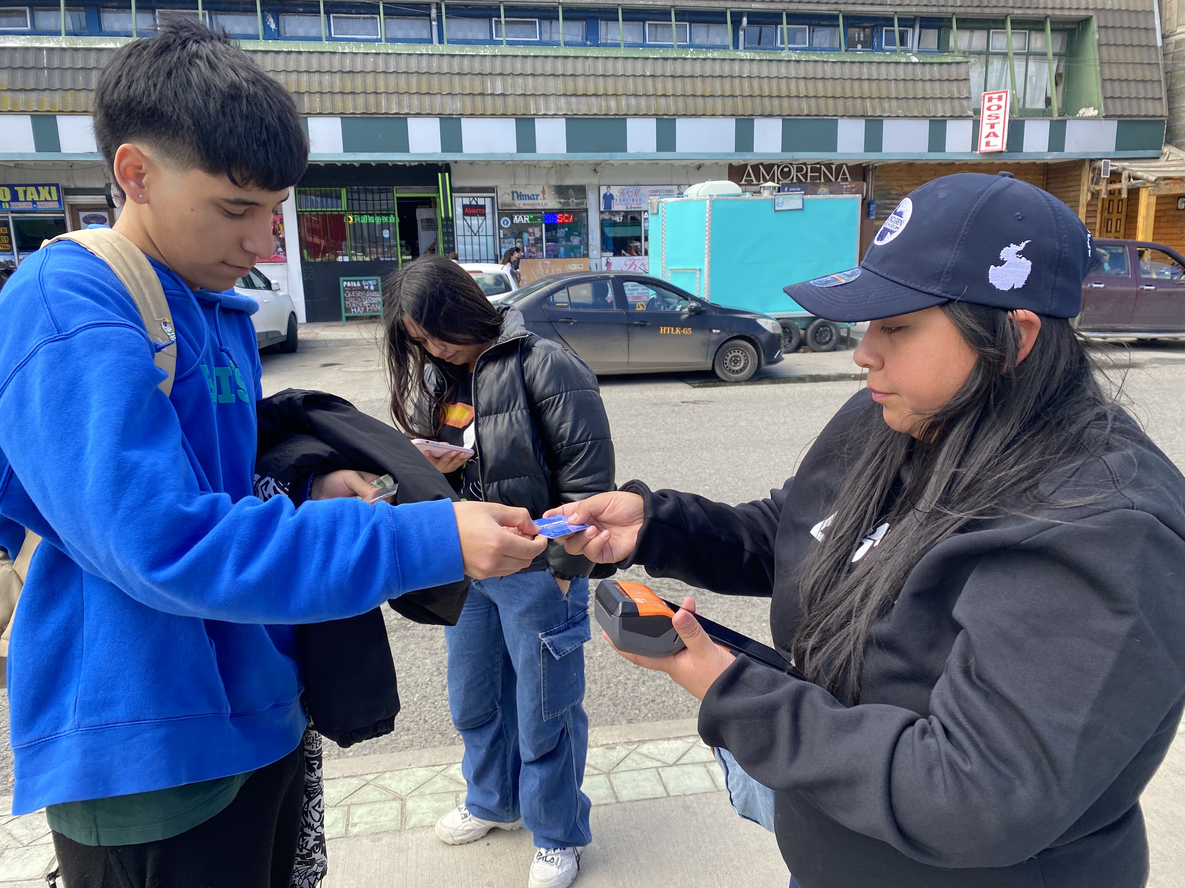 ¡Comenzó la cuenta regresiva! Con promotores en las calles, Punta Arenas se prepara para el pago 100% electrónico del transporte público urbano