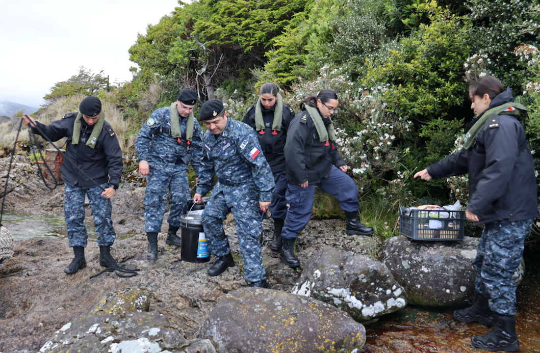 Guardiamarinas y Marineros de Servicio Militar realizaron una visita profesional a la Alcaldía de Mar “Paso Tortuoso” en el Estrecho de Magallanes