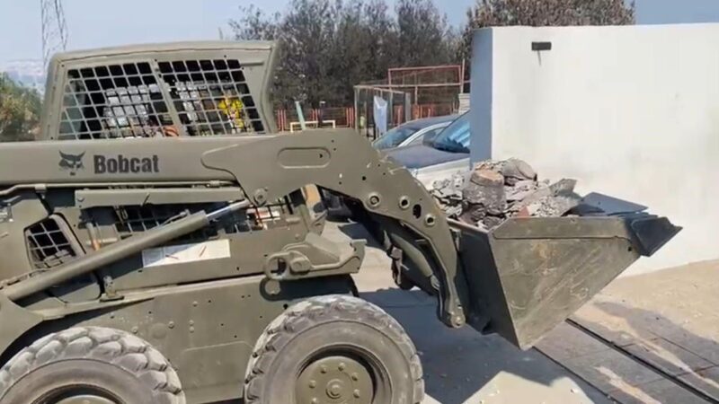 Ejército de Chile colabora removiendo escombros en zona afectada por incendios forestales