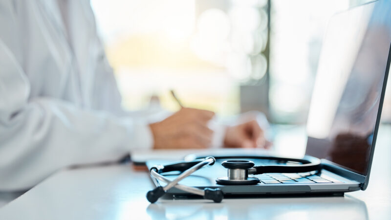 Guía para profesionales de la salud: ¿Cómo mantenerse despierto en turnos nocturnos?