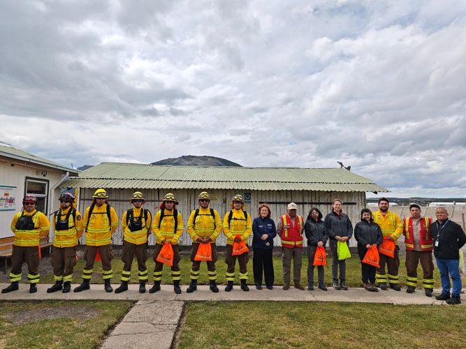 Delegado Provincial en visita de trabajo a la Brigada de incendios Forestales de Puerto Natales