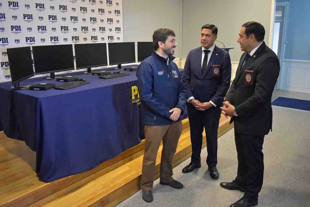 Delegación Presidencial Regional entrega computadores a la PDI para reforzar el control en el Complejo Fronterizo Integración Austral