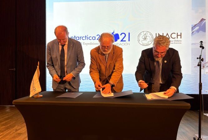 INACH y Antarctica21 firman convenio para monitorear el medioambiente del océano Austral