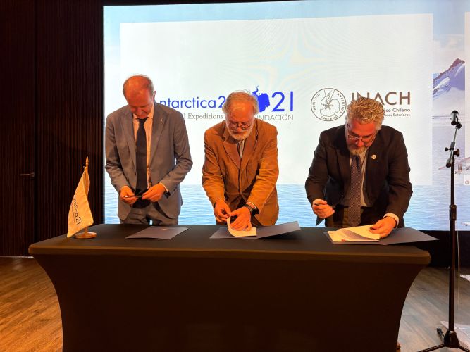 INACH y Antarctica21 firman convenio para monitorear el medioambiente del océano Austral