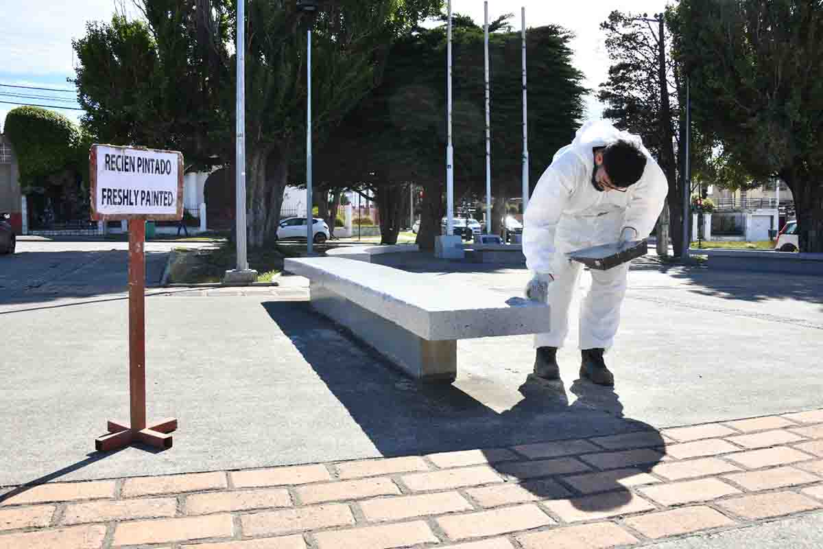 Municipio de Punta Arenas destinará $30 millones en 2026 para recuperar mobiliario urbano rayado