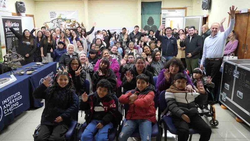 Docentes, estudiantes y apoderados del voluntariado País de Mayores visitaron los laboratorios del INACH 
