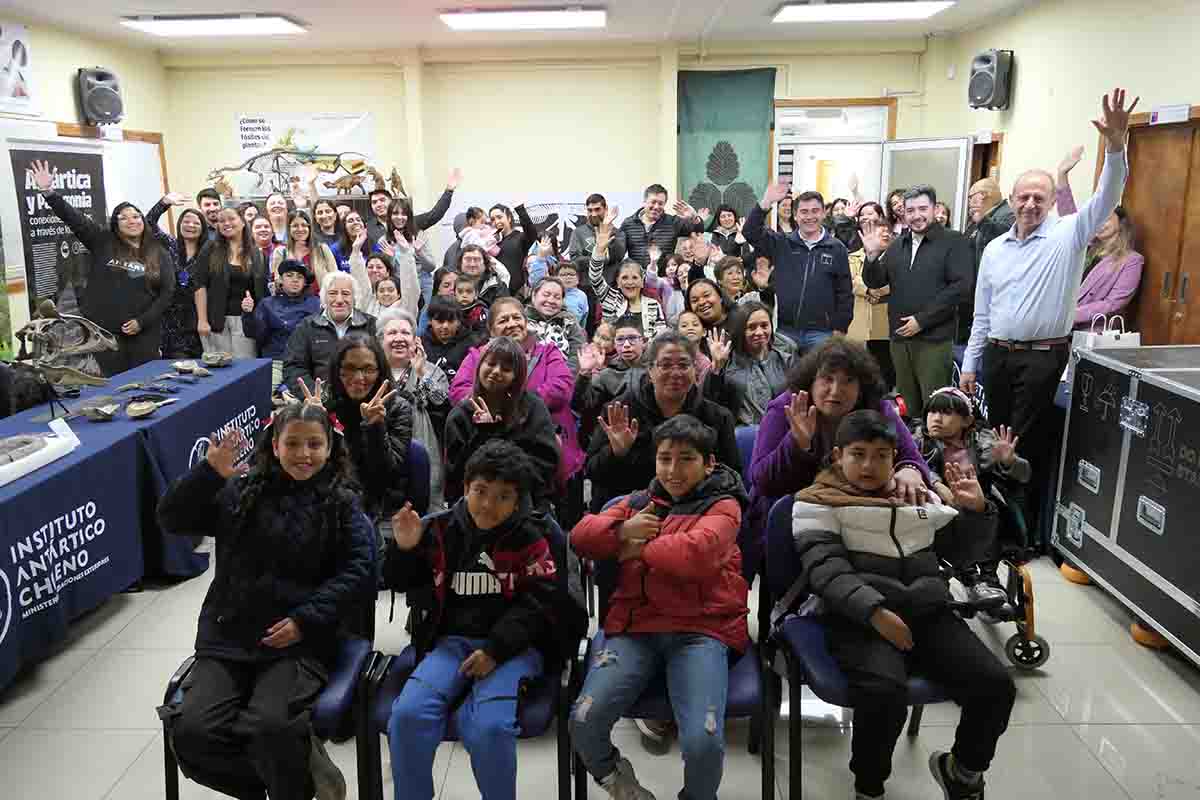 Docentes, estudiantes y apoderados del voluntariado País de Mayores visitaron los laboratorios del INACH 
