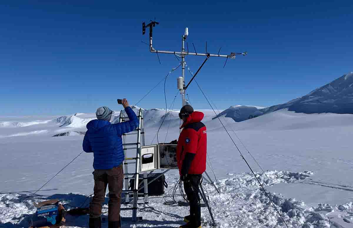 INACH fortalece red de monitoreo climático con nueva estación en el monte Vinson