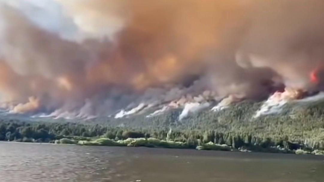 Incendios forestales fuera de control en Chubut obligan a cortar la Ruta 40 y amenazan al Parque Nacional Los Alerces