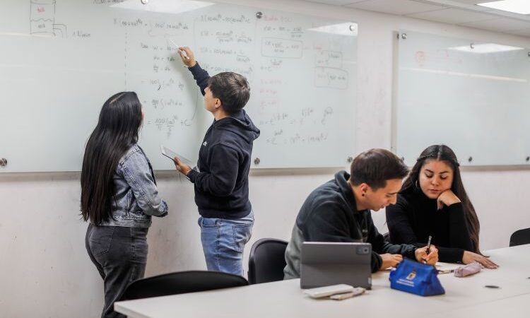 Admisión 2026: desde el retorno a la presencialidad, se multiplica la cantidad de jóvenes de menores ingresos que acceden a universidades, según estudio del MINEDUC