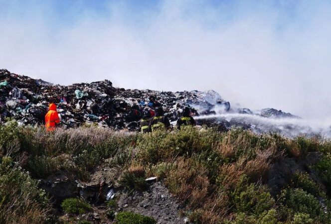 Autoridades en terreno por incendio en vertedero municipal de Puerto Natales