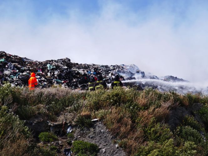 Autoridades en terreno por incendio en vertedero municipal de Puerto Natales