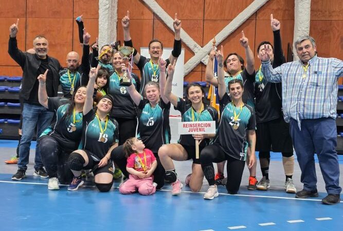 Servicio de Reinserción Social de Magallanes se coronó campeón de Vóleibol Mixto en torneo de servicios públicos