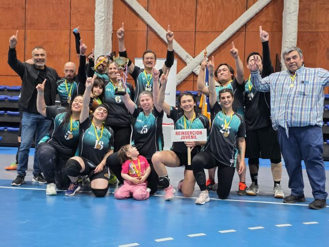 Servicio de Reinserción Social de Magallanes se coronó campeón de Vóleibol Mixto en torneo de servicios públicos