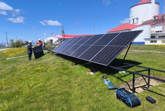 Estudiantes de INACAP aportan con su Tesis a sistema de energía solar de Aguas Magallanes