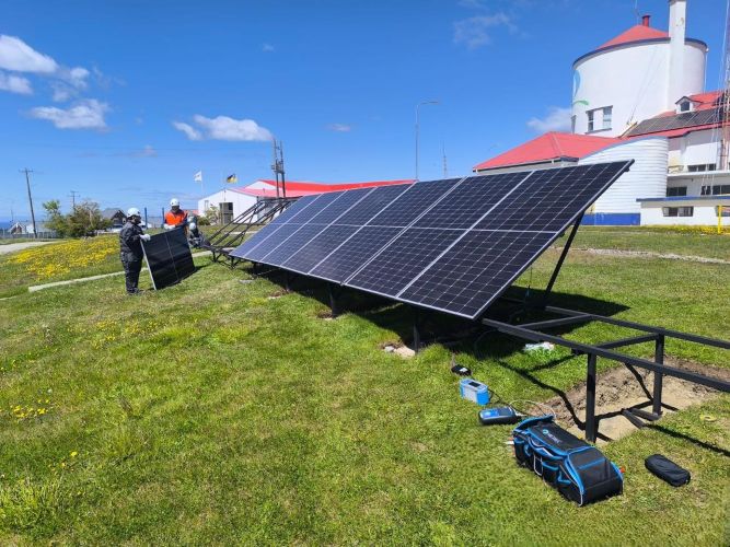 Estudiantes de INACAP aportan con su Tesis a sistema de energía solar de Aguas Magallanes