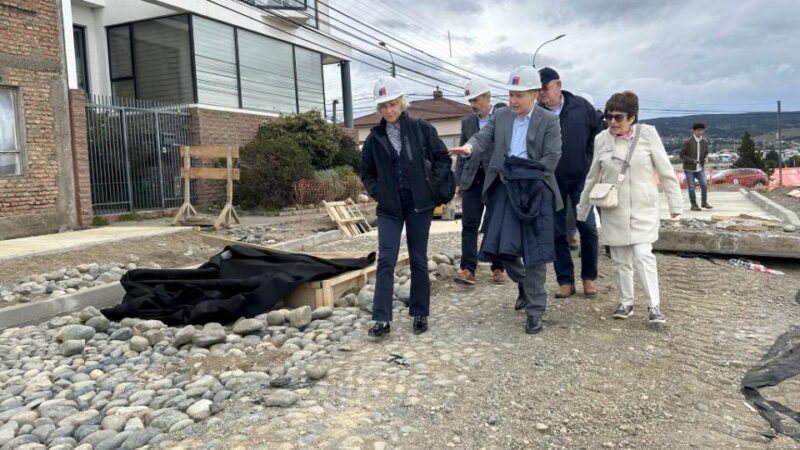 Embajadora de Croacia visitó obras de rescate patrimonial y pavimentación participativa en Avenida Colón de Punta Arenas