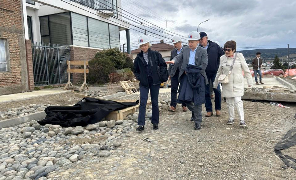 Embajadora de Croacia visitó obras de rescate patrimonial y pavimentación participativa en Avenida Colón de Punta Arenas