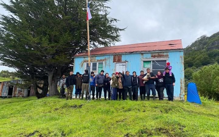 Emotivo regreso a la isla Picton: ex-residentes reviven su infancia y lamentan el abandono del territorio
