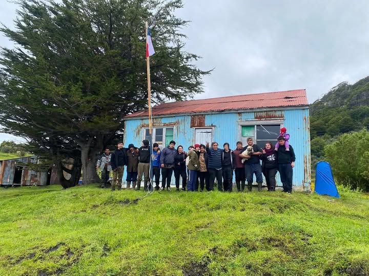 Emotivo regreso a la isla Picton: ex-residentes reviven su infancia y lamentan el abandono del territorio