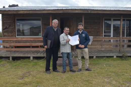 Delegado Presidencial y SEREMI de Bienes Nacionales entregan acta de radicación a agricultor de Ultima Esperanza